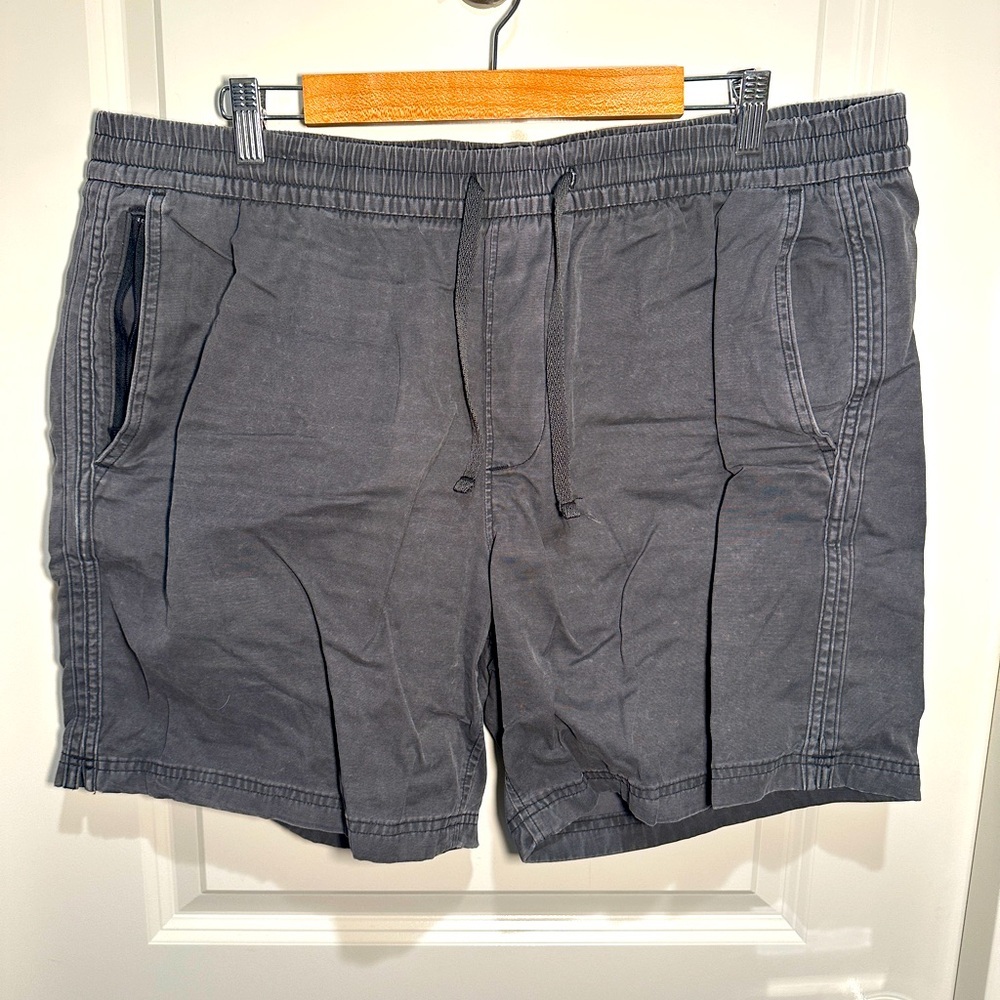 ABERCROMBIE & FITCH - Classic Flat Front 5 Inch Shorts, Menβs XL, Slate Grey - Picture 1 of 9